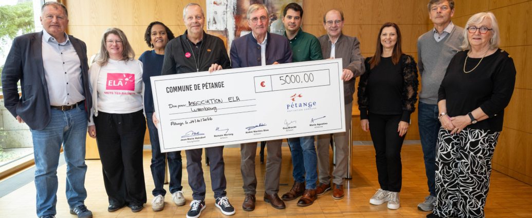 Dix personnes posent derrière un chèque de 5 000 € de la Commune de Pétange en faveur d’ELA Luxembourg, daté du 14 octobre 2026