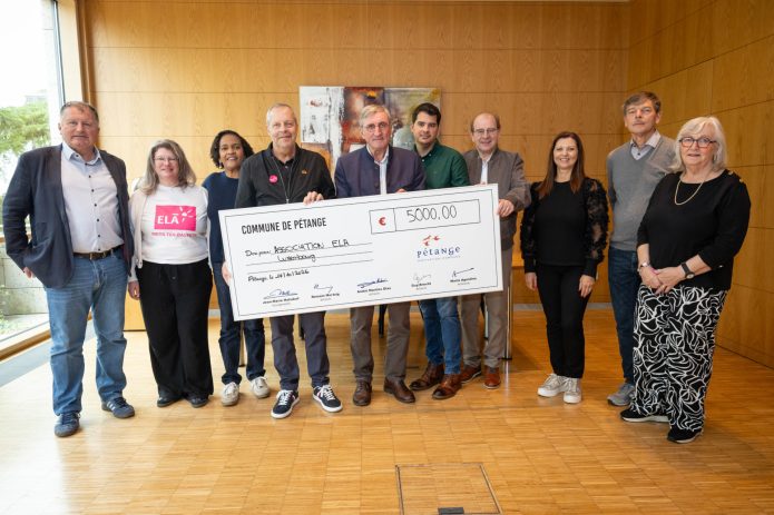 Dix personnes posent derrière un chèque de 5 000 € de la Commune de Pétange en faveur d’ELA Luxembourg, daté du 14 octobre 2026