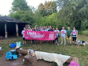 Participants à la marche solidaire de BNI Luxembourg pour ELA, derrière la bannière « Mets tes baskets ! »