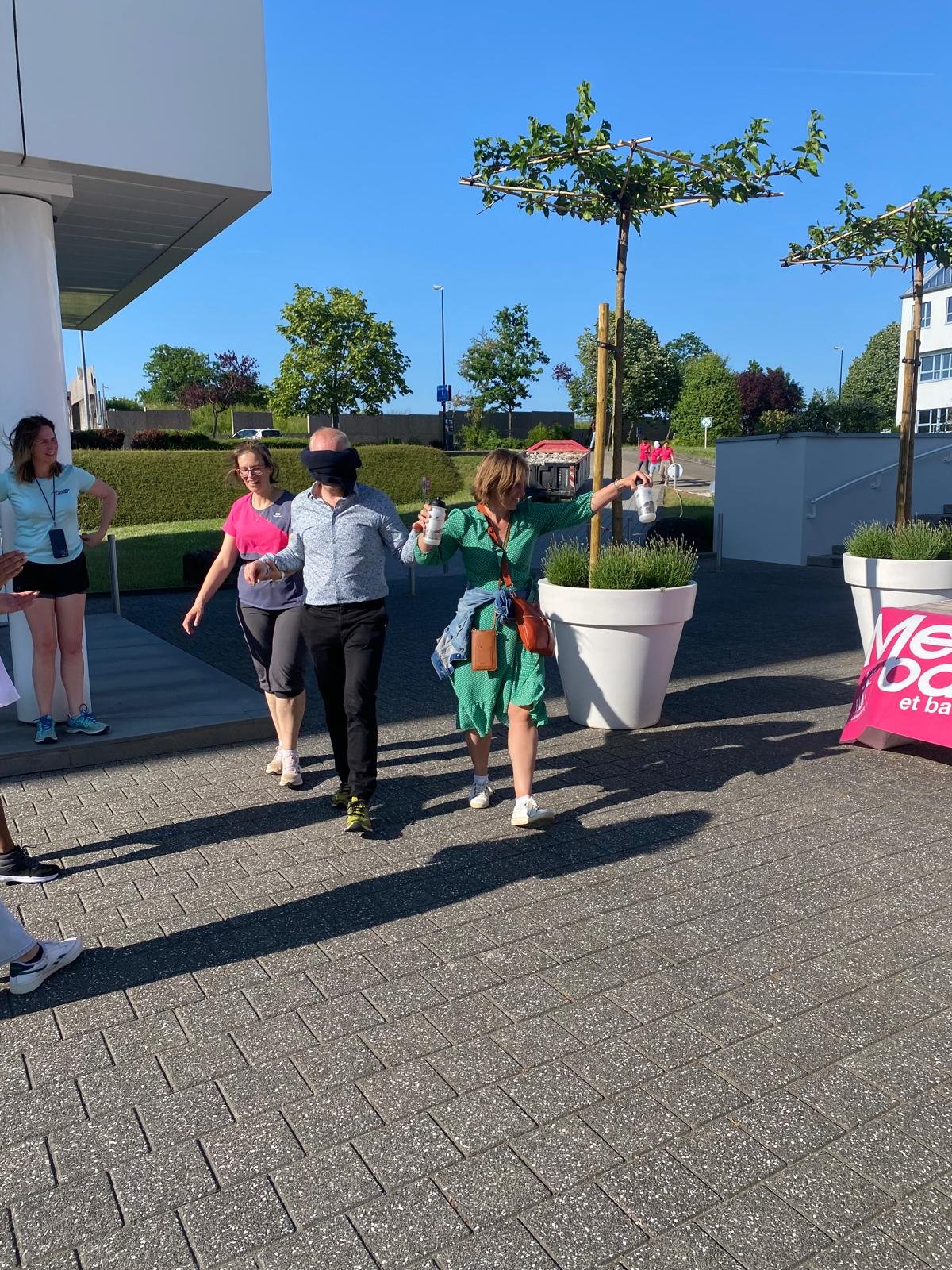 Un défi les yeux bandés pendant la journée de solidarité du zoning de Capellen