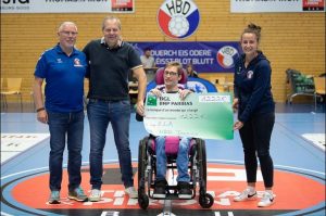 Remise d'un chèque de 1 222 € à ELA par HBD Dames, club de handball de Differdange