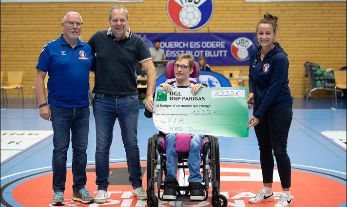 Remise d'un chèque de 1 222 € à ELA par HBD Dames, club de handball de Differdange