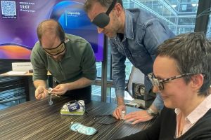 Des collaborateurs, les yeux bandés, assemblent un puzzle lors d'un atelier de mise en situation
