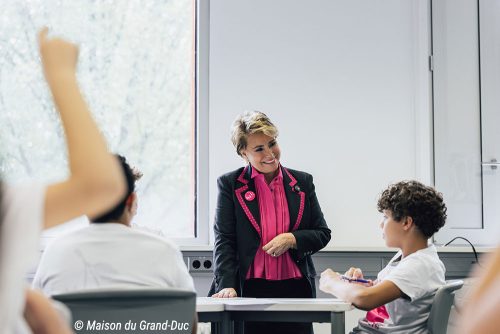 SAR la Grande-Duchesse Maria Teresa échange avec les élèves