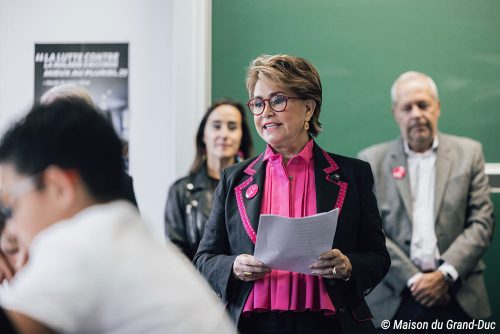 SAR la Grande-Duchesse Maria Teresa lit la Dictée