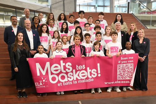 Photo souvenir avec SAR la Grande-Duchesse Maria Teresa, les élèves et l'équipe de l'école Gaston Thorn